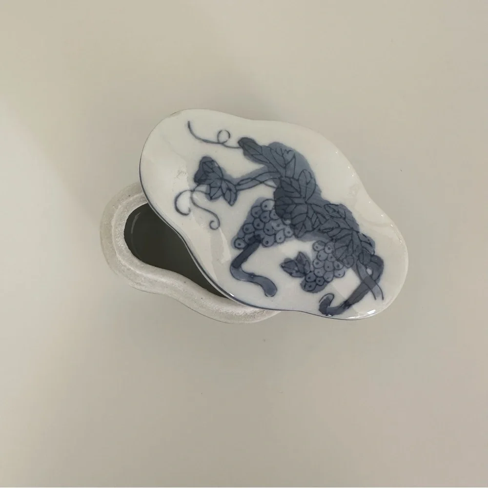 Vintage Williams Sonoma Chinoiserie Small Rounded Box in Blue and White